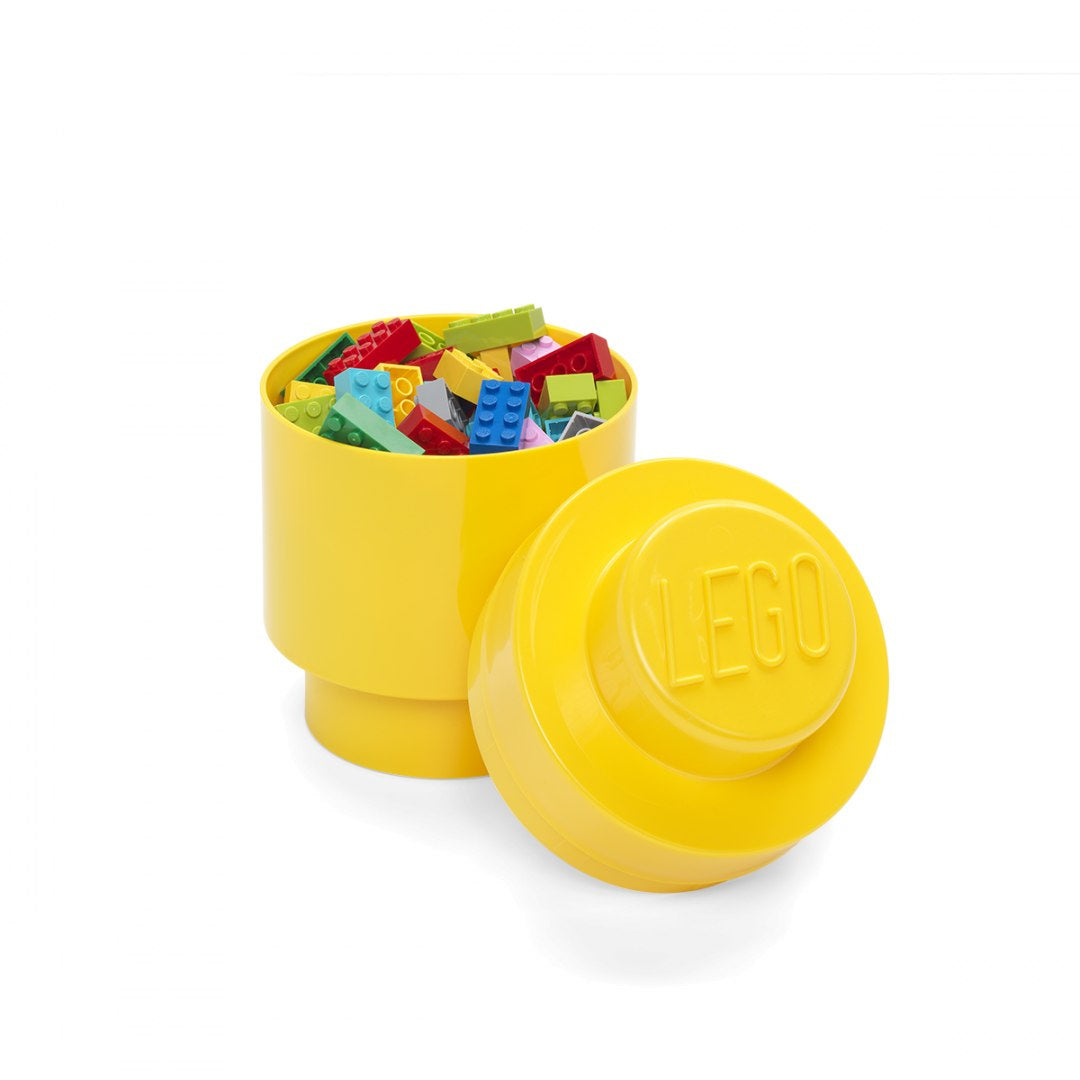 Żółty pojemnik LEGO okrągły z logo LEGO na wieczku wypełniony kolorowymi klockami LEGO