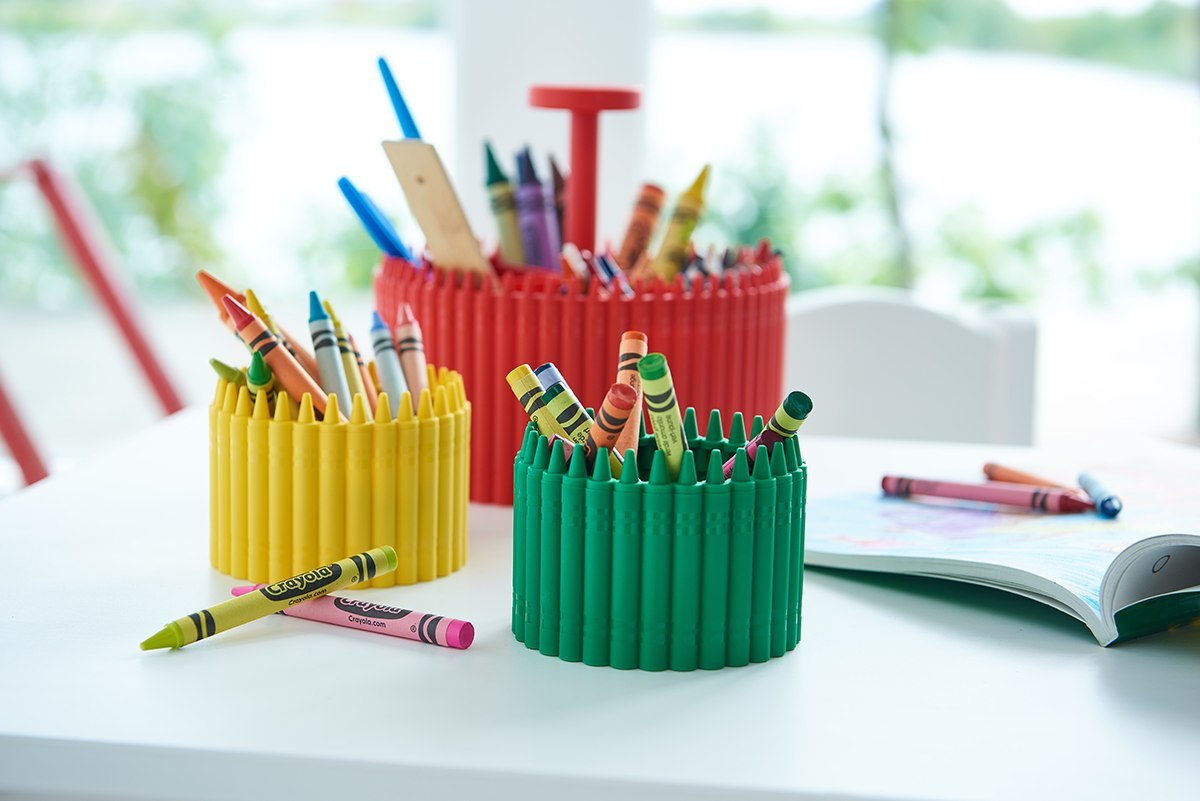Yamann organizer na biurko Crayola czerwony do przechowywania kredek i długopisów