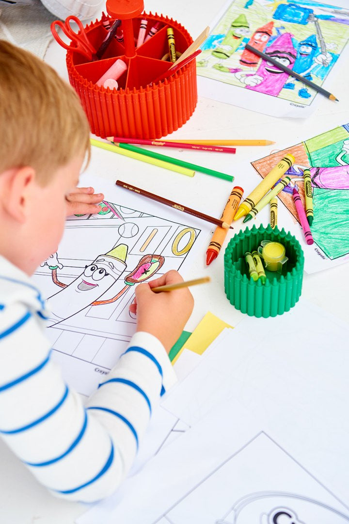 Dziecko rysujące przy biurku z organizerem na biurko Crayola różowy do artykułów plastycznych