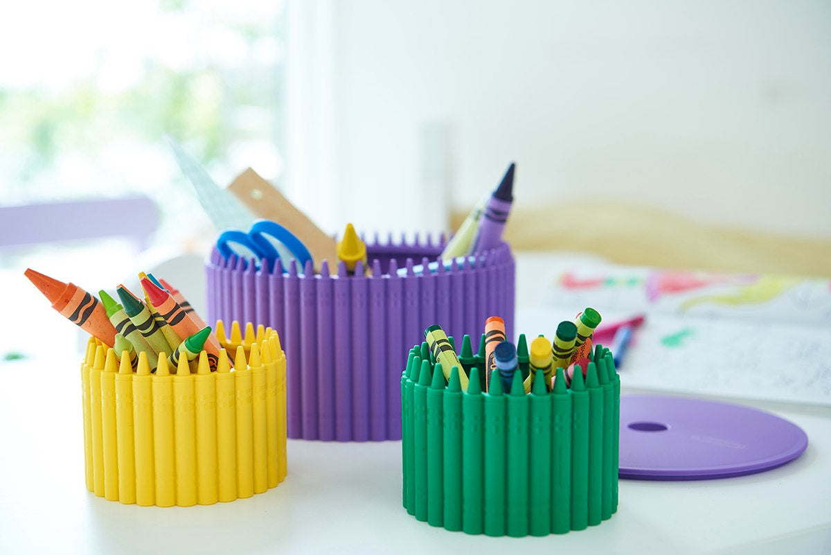 Organizer na biurko Crayola żółty wypełniony kolorowymi kredkami do rysowania i malowania