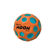 Pomarańczowo-niebieska piłeczka Moon Ball Waboba z unikalnym wzorem otworów do skakania po wodzie