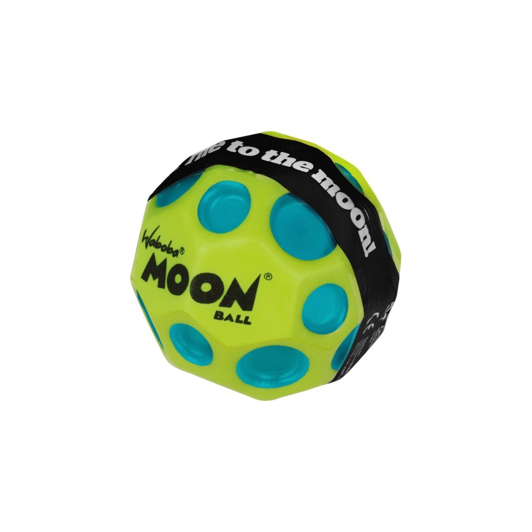 piłeczka Moon Ball Waboba w kolorze zielonym z niebieskimi wgłębieniami idealna do zabawy na świeżym powietrzu