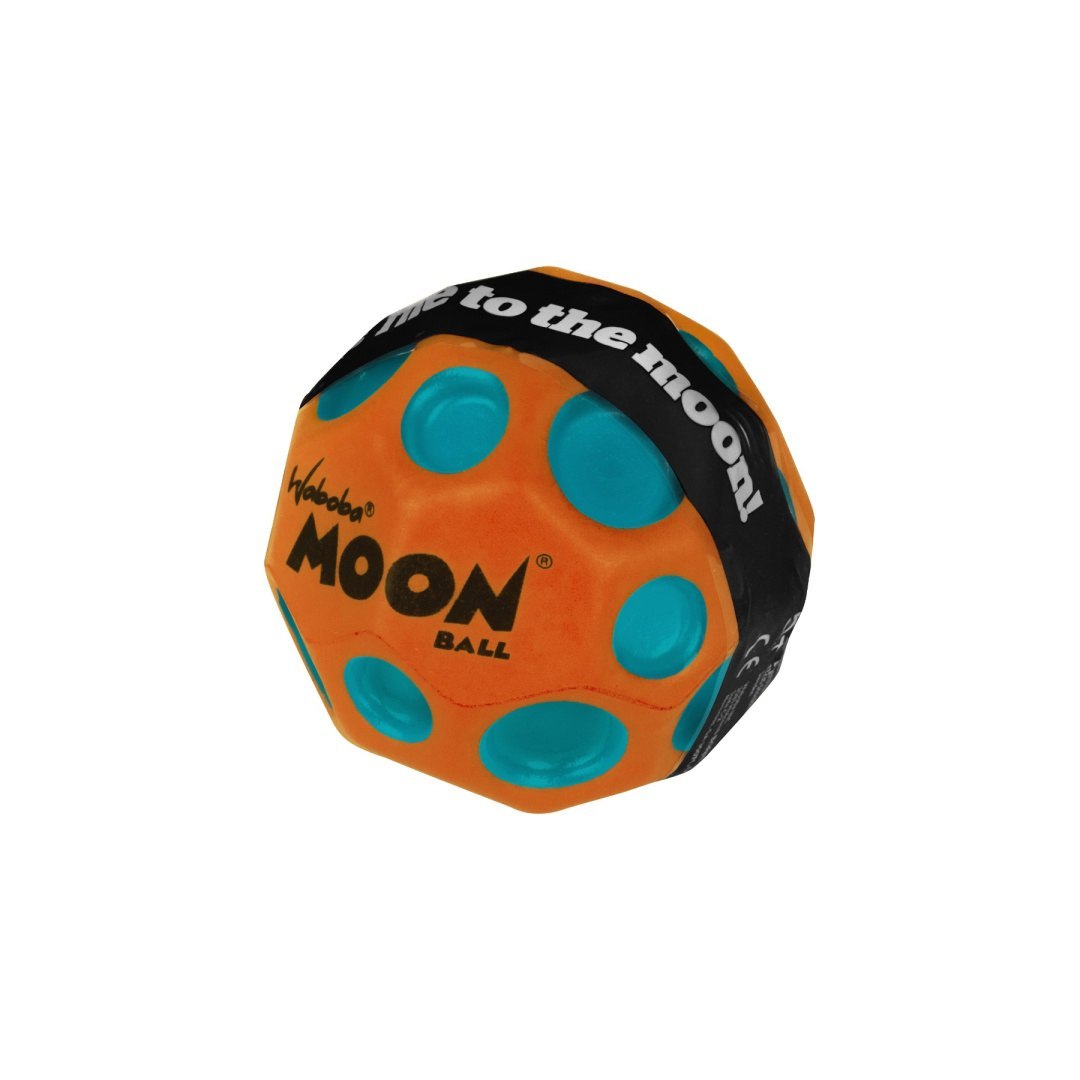 Pomarańczowa piłeczka Moon Ball Waboba z niebieskimi otworami i czarnym paskiem z napisem