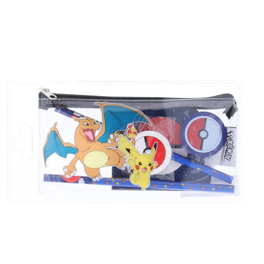 estuche Pokémon con equipamiento con el motivo de Charizard y Pikachu en un envase transparente