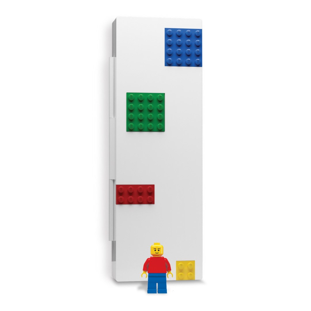 Biały piórnik LEGO z minifigurką oraz kolorowymi klockami na powierzchni