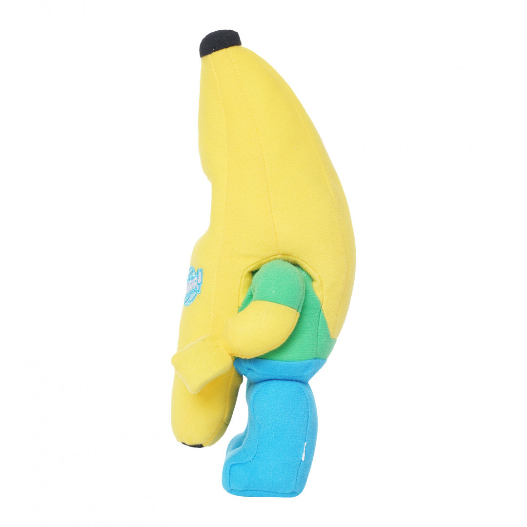 Pluszak LEGO banan w żółtym kostiumie z niebieskimi spodniami i zieloną koszulką na białym tle