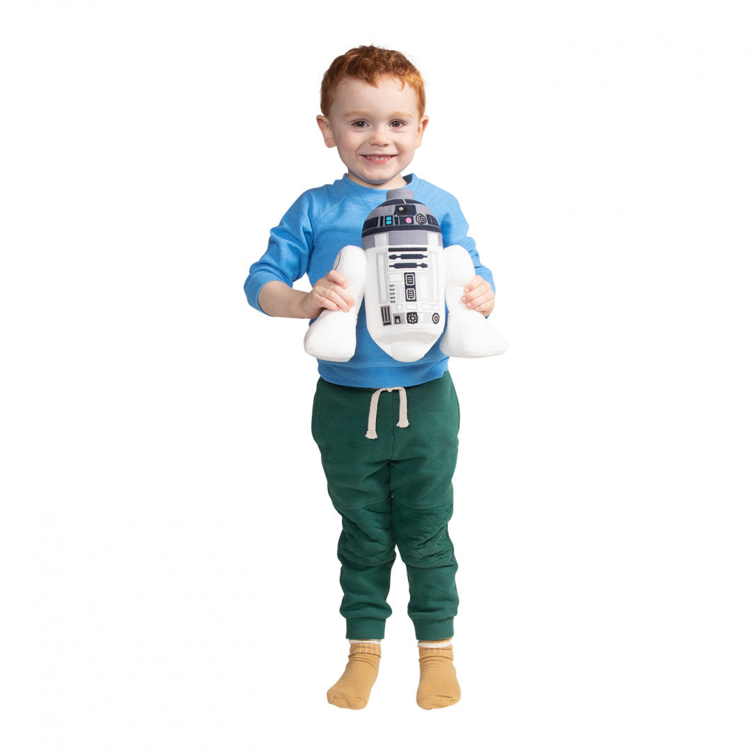 Dziecko trzymające pluszaka R2-D2 Star Wars od LEGO białego i niebieskiego koloru
