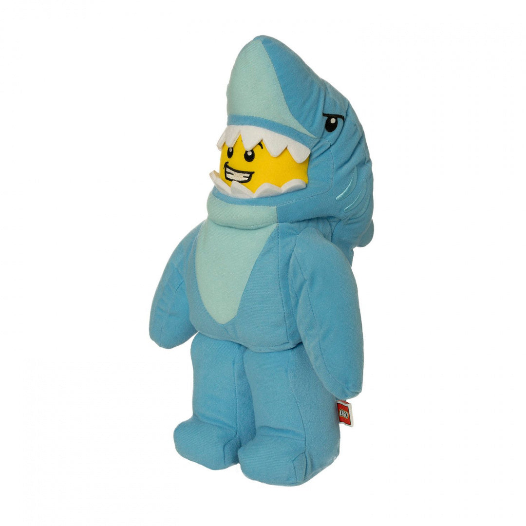 Pluszak LEGO rekin w niebieskim kostiumie rekina z charakterystyczną żółtą twarzą LEGO