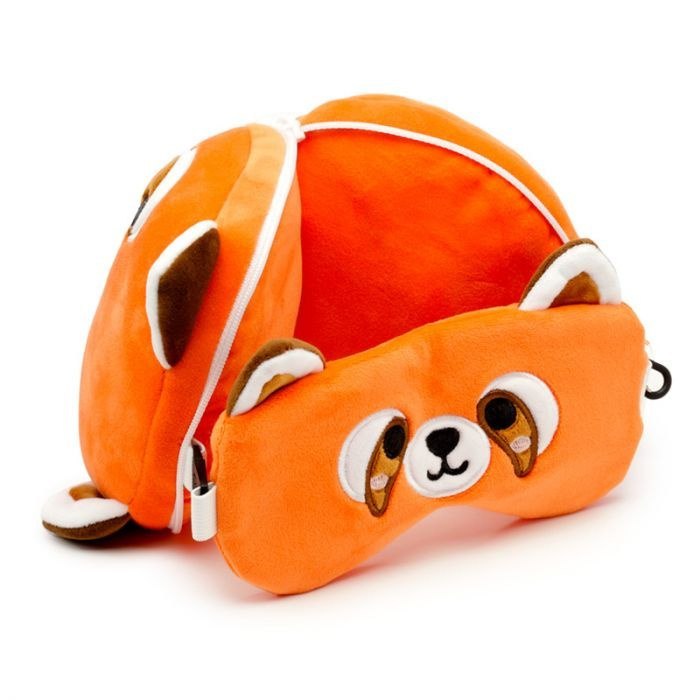 Pomarańczowa pluszowa poduszka podróżna panda z maską na oczy i uszami na białym tle