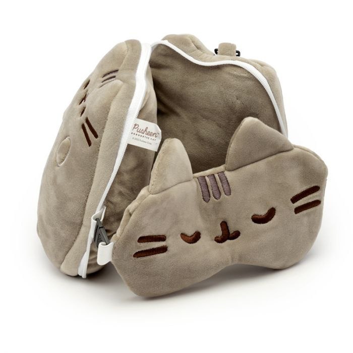 Pluszowa poduszka podróżna Pusheen w kształcie szarego kota z zamkiem i etykietą Puckator