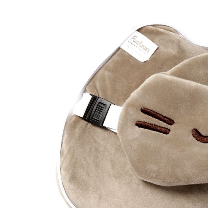 Pluszowa poduszka podróżna Pusheen w kolorze beżowym z miękkim materiałem i paskiem do mocowania