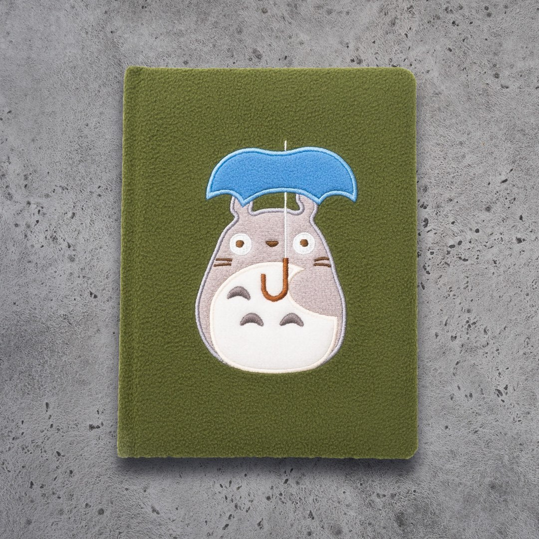 Pluszowy notatnik Totoro z zieloną miękką okładką i haftowanym obrazkiem Totoro z niebieskim parasolem