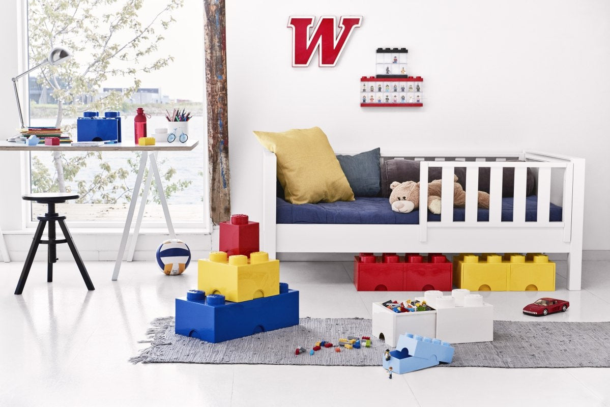 Szuflada LEGO Brick 8 czerwona w pokoju dziecięcym z łóżkiem i klockami do zabawy