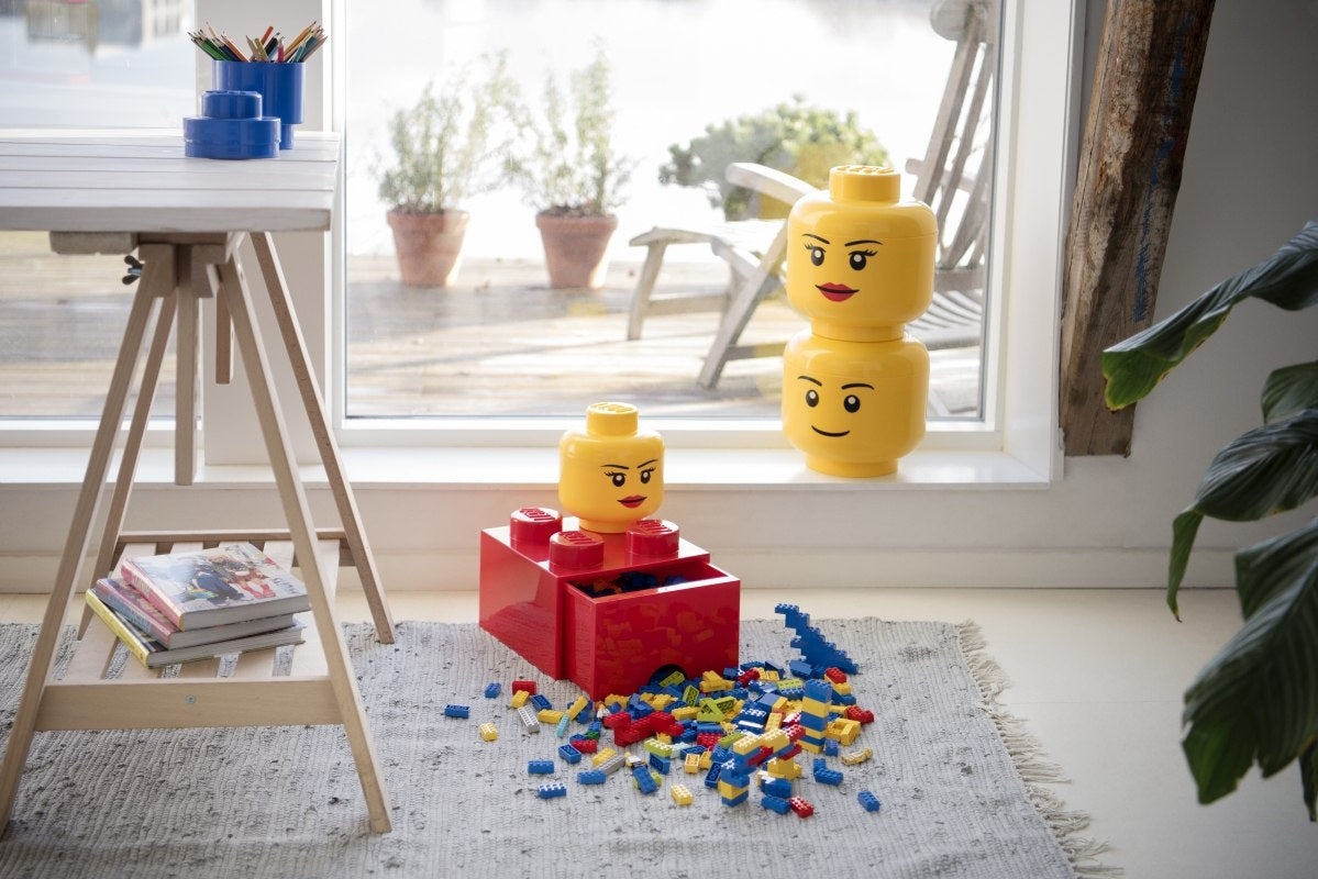 Pojemnik LEGO duża głowa chłopiec i dziewczynka na klocki w jasnym pokoju z widokiem na ogród