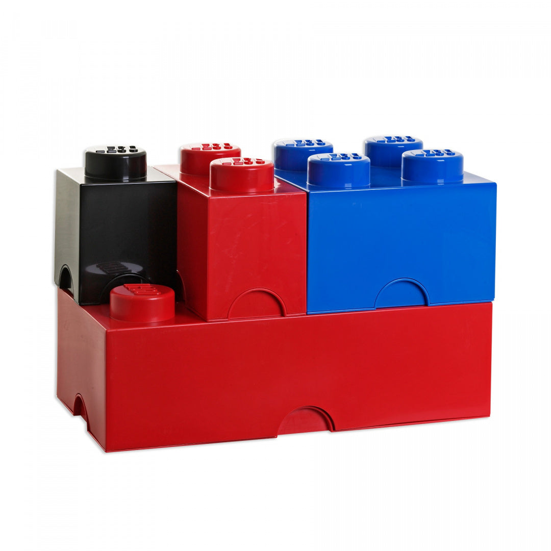 Pojemnik LEGO czarny w kształcie klocka obok czerwonych i niebieskich pojemników do przechowywania