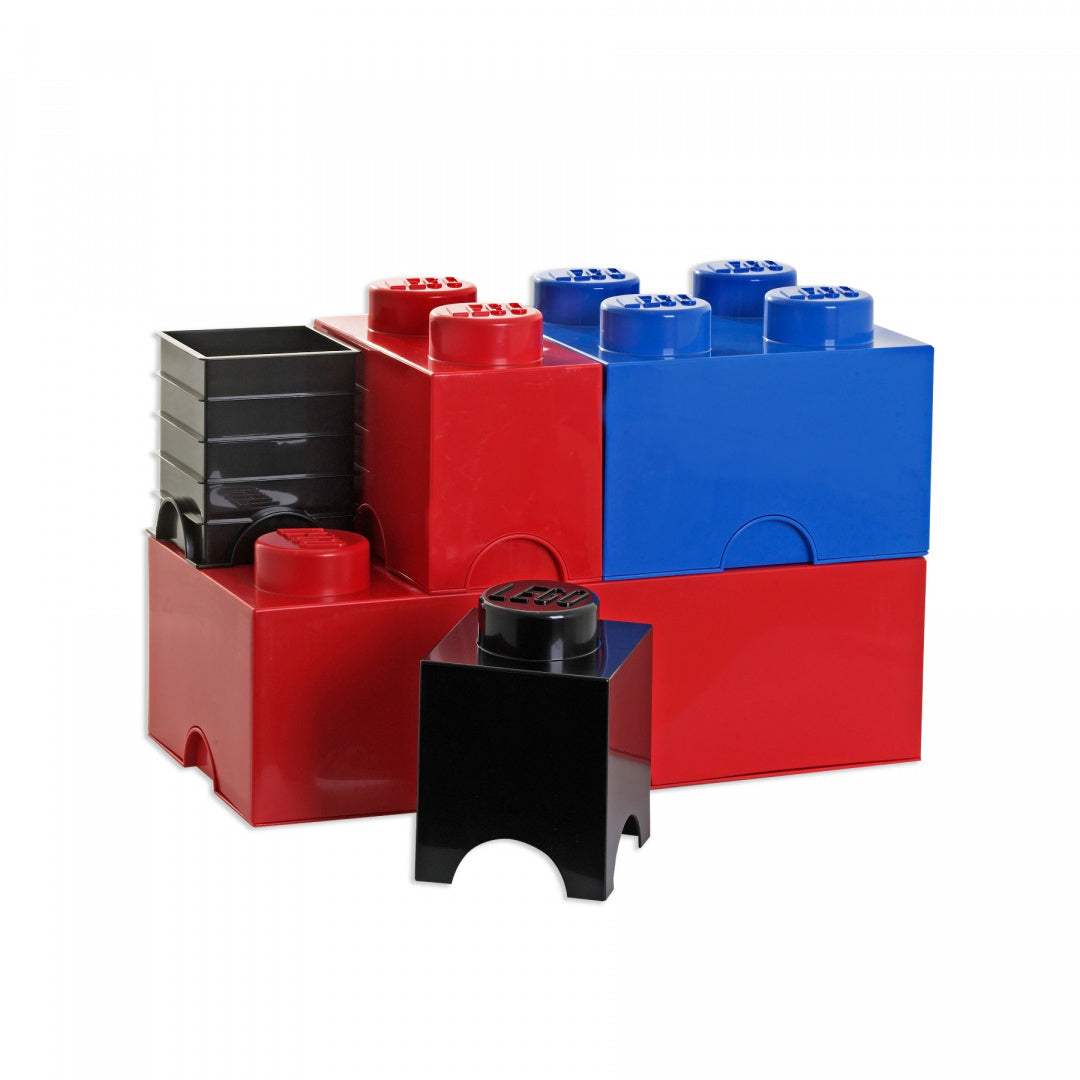 Pojemnik LEGO czarny w kształcie klocka na tle innych kolorowych pojemników LEGO czerwonych i niebieskich