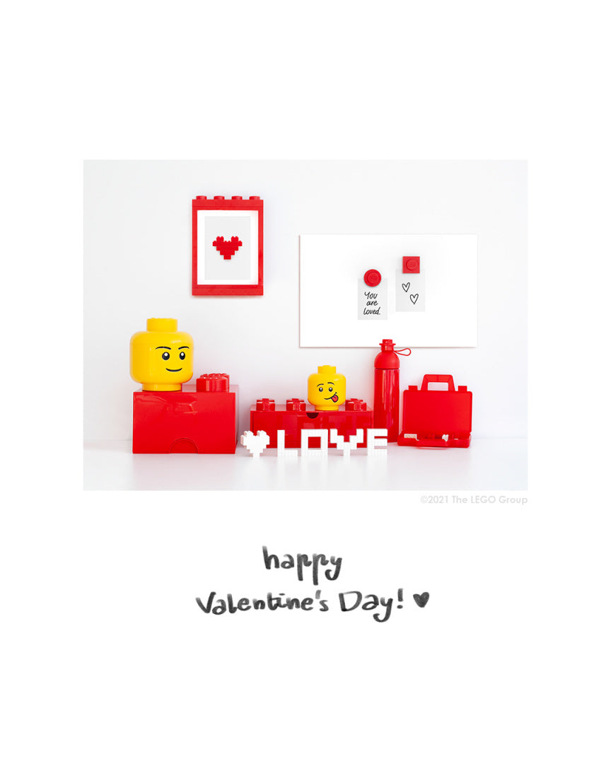 Czerwony pojemnik LEGO Brick 4 z klockami i dekoracjami na Walentynki