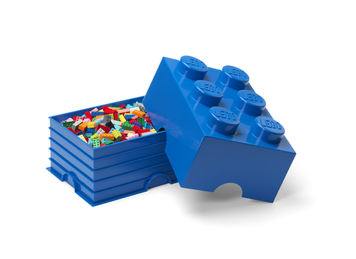 Niebieski pojemnik LEGO na zabawki w kształcie klocka wypełniony kolorowymi klockami LEGO