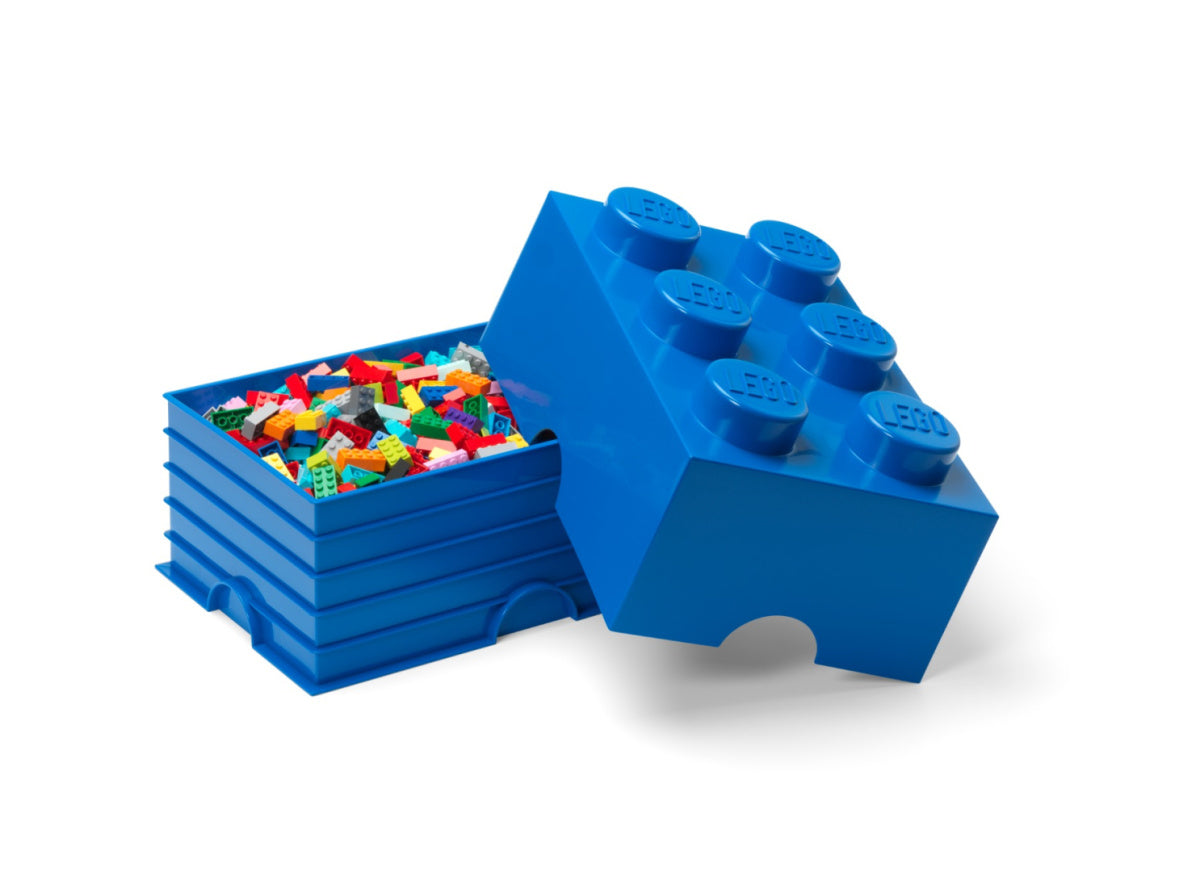 Niebieski pojemnik LEGO na zabawki w kształcie klocka wypełniony kolorowymi klockami