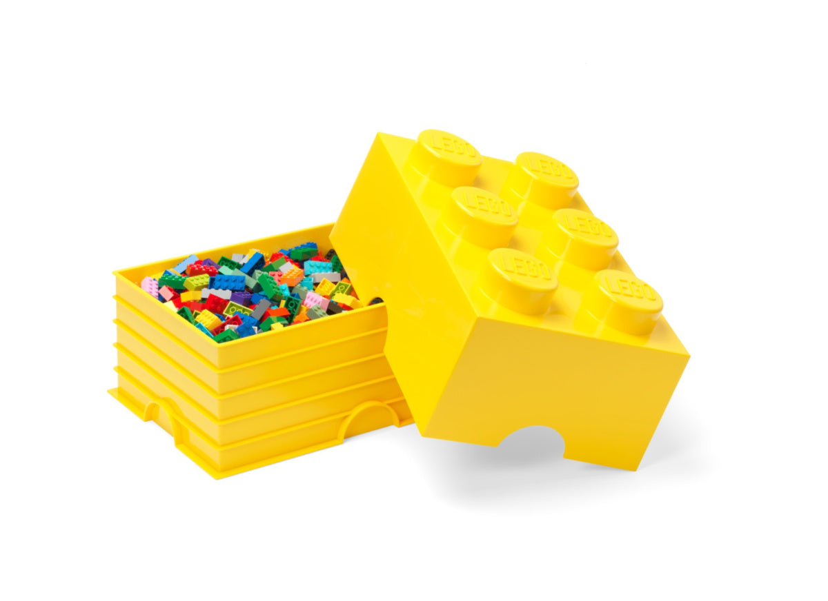 Żółty pojemnik LEGO na klocki w kształcie dużej cegiełki z kolorowymi klockami w środku