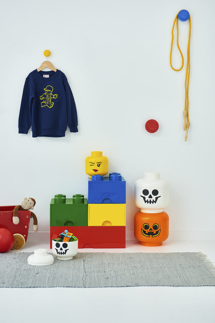 Pojemnik LEGO Brick 8 czerwony z kolorowymi modułami i dekoracjami w pokoju dziecięcym