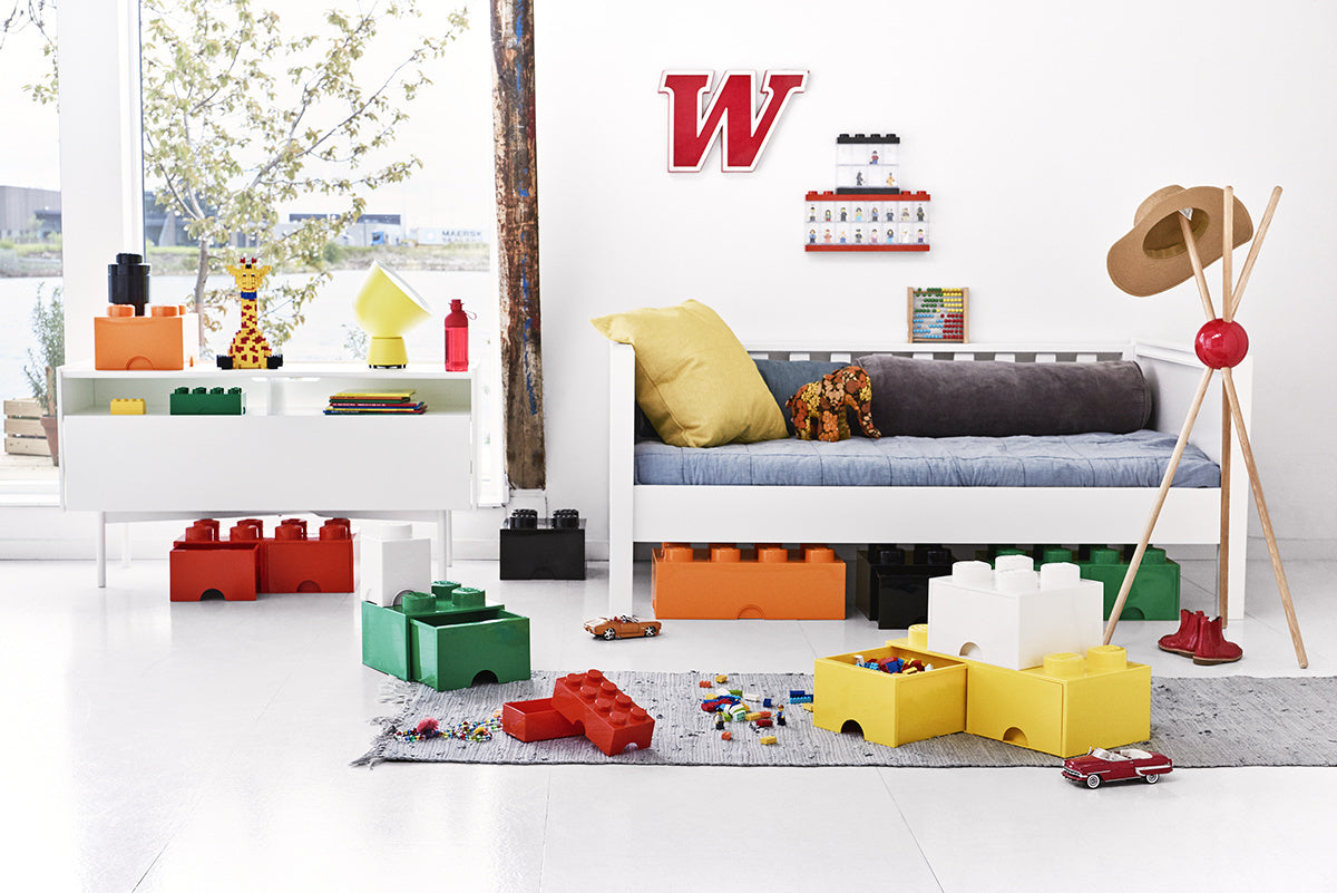 Pojemnik LEGO brick 8 pomarańczowy w nowoczesnym pokoju dziecięcym z meblami i zabawkami