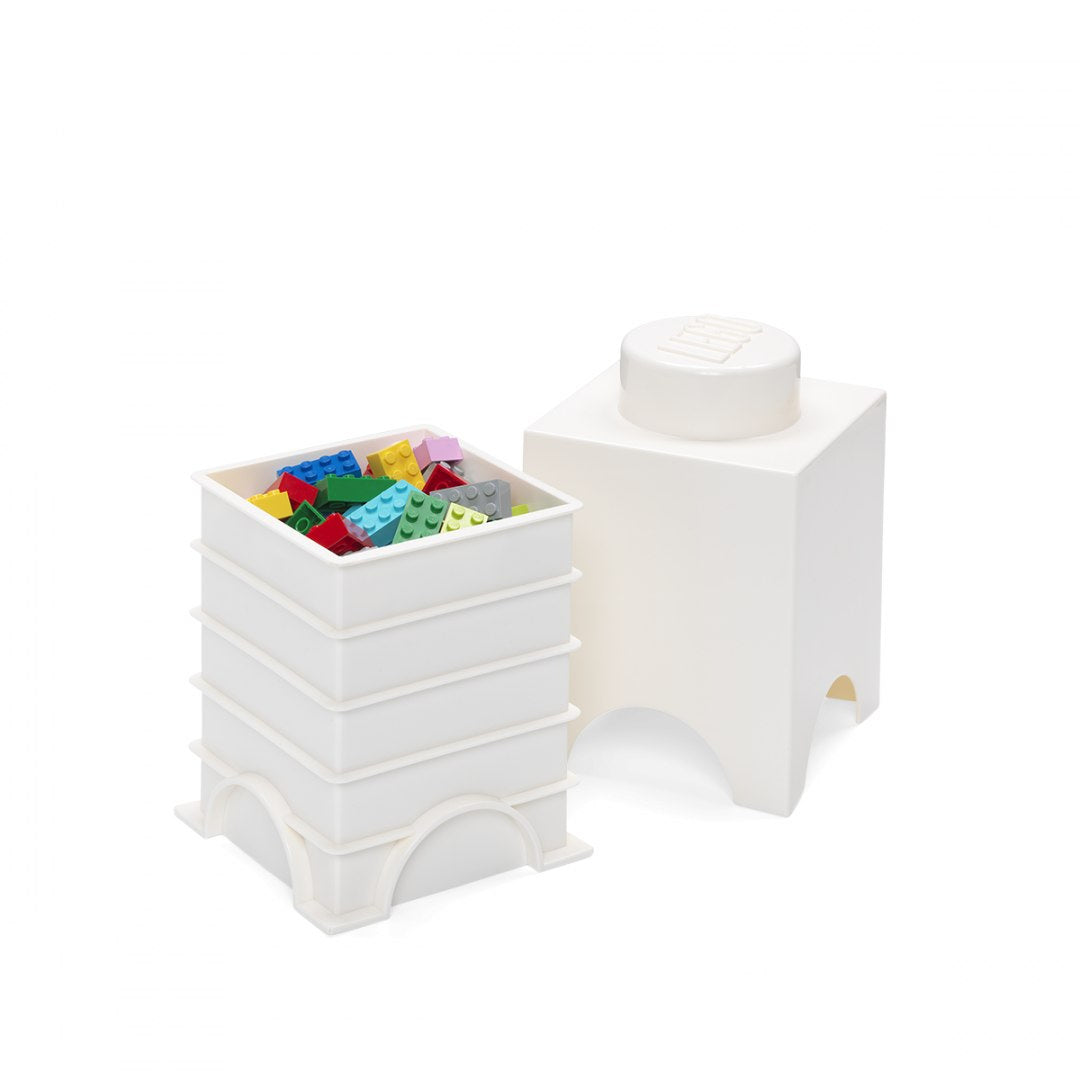 Pojemnik LEGO na zabawki biały z kolorowymi klockami w środku do przechowywania zabawek