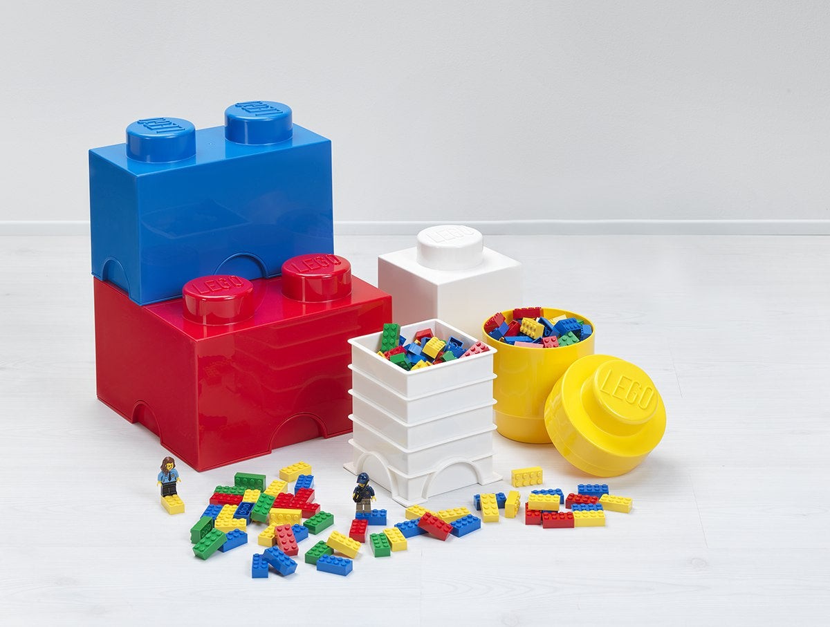 Pojemnik LEGO na zabawki biały w kształcie klocka z kolorowymi klockami LEGO i figurkami