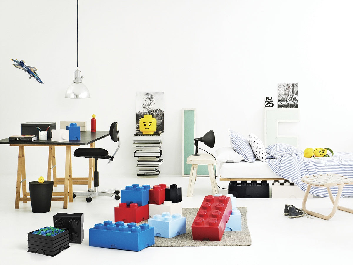 Pojemnik LEGO na zabawki biały w nowoczesnym, jasnym pokoju dziecięcym z dużymi klockami LEGO