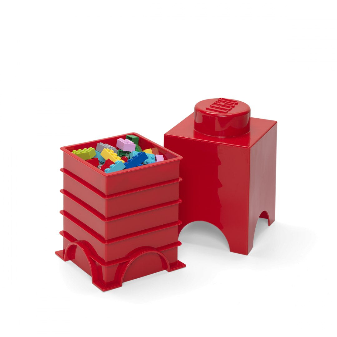 Czerwony pojemnik LEGO na klocki od BV JACOB COMPANY z kolorowymi klockami w środku