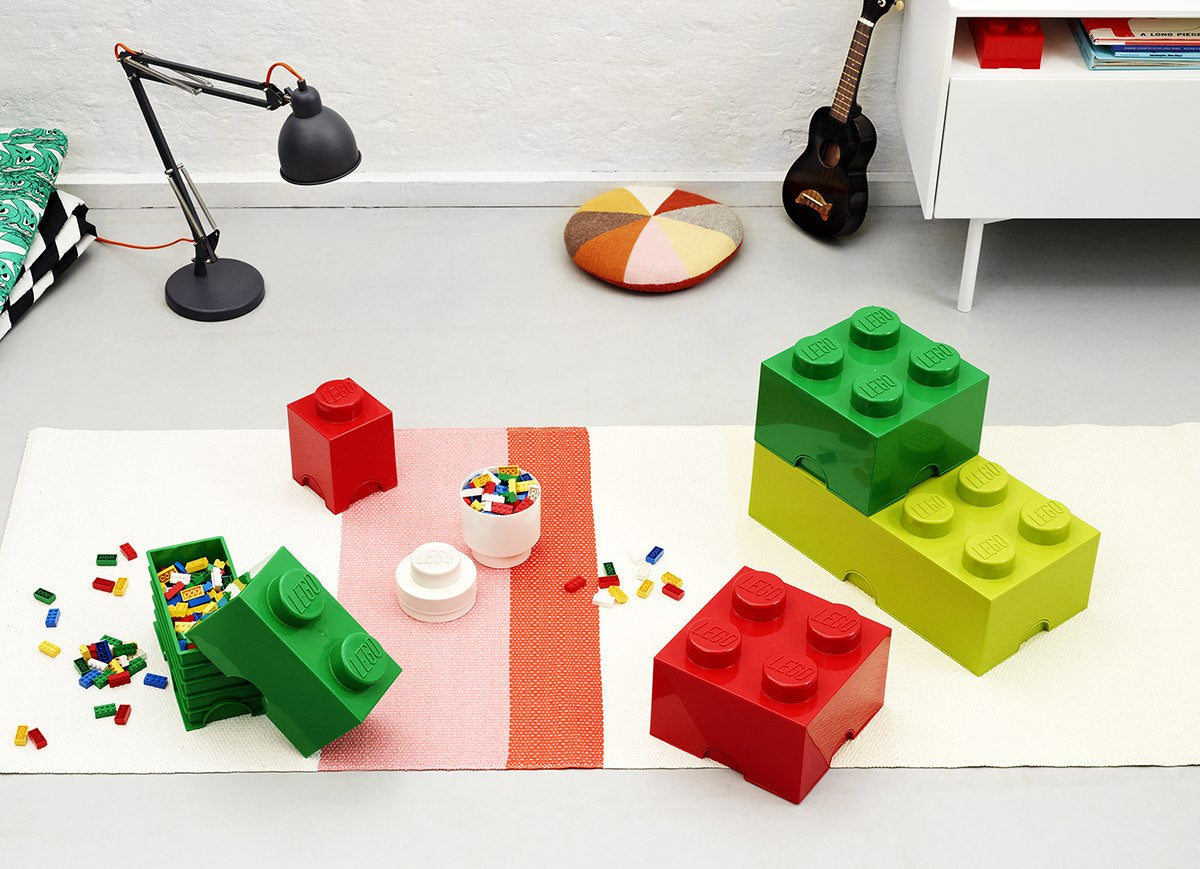 Kolorowy pojemnik LEGO na klocki w kształcie dużych klocków w pokoju dziecięcym