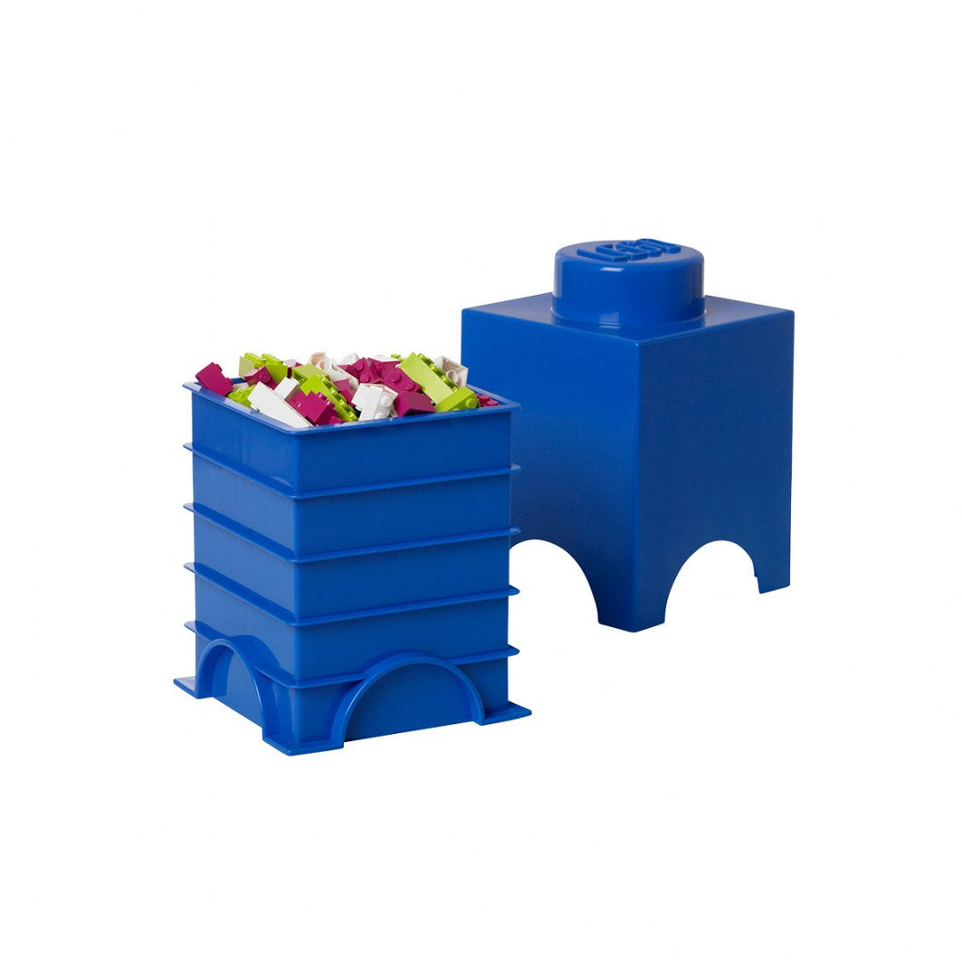 Niebieski pojemnik LEGO na zabawki w kształcie klocka z kolorowymi klockami w środku