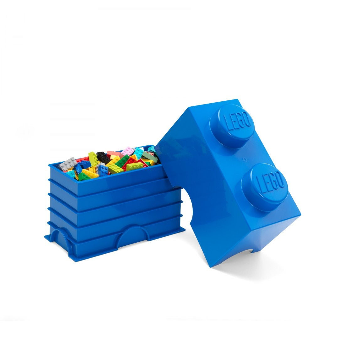 Niebieski pojemnik LEGO na zabawki w kształcie klocka, wypełniony kolorowymi klockami LEGO