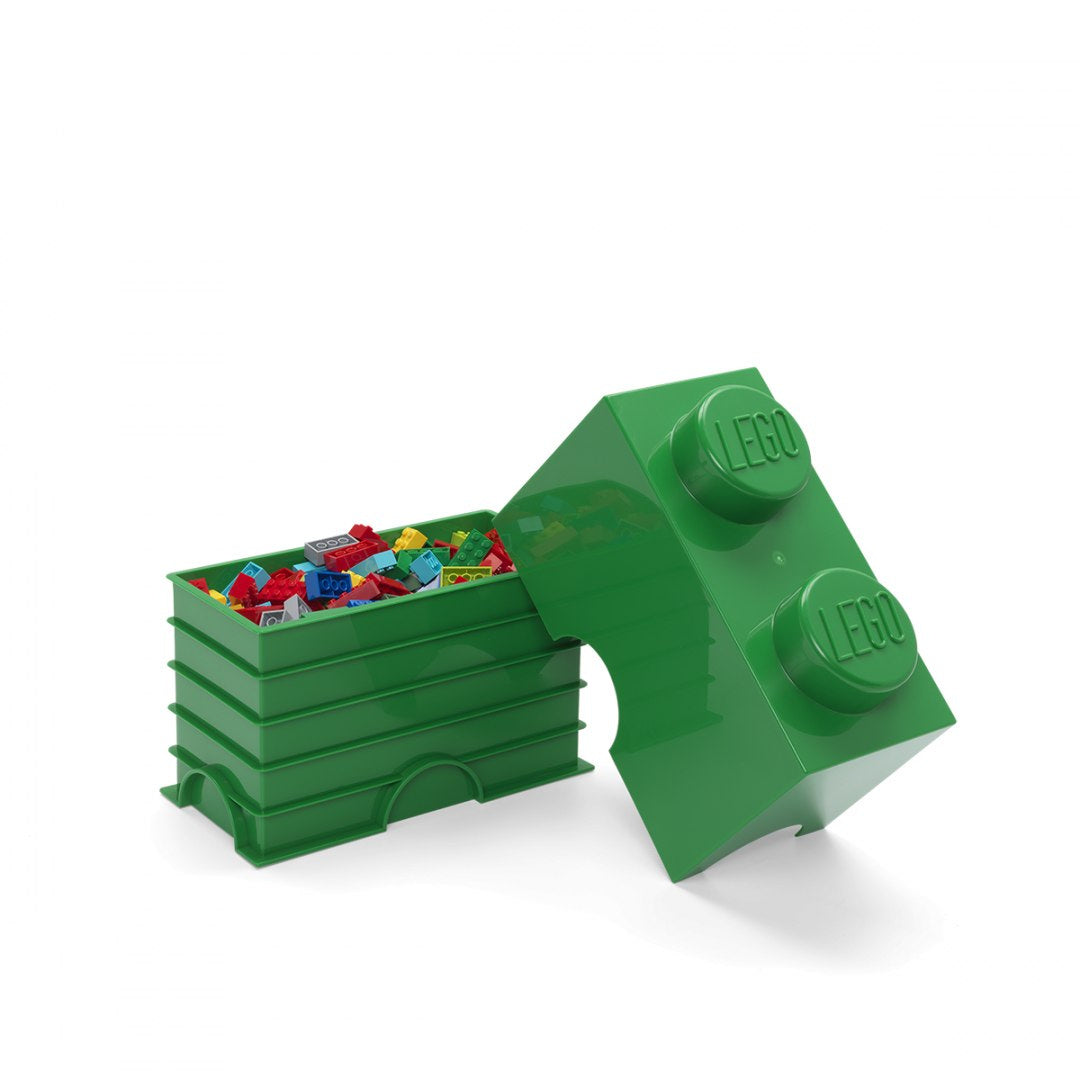 Zielony pojemnik LEGO na zabawki w kształcie dużej cegiełki z kolorowymi klockami LEGO w środku