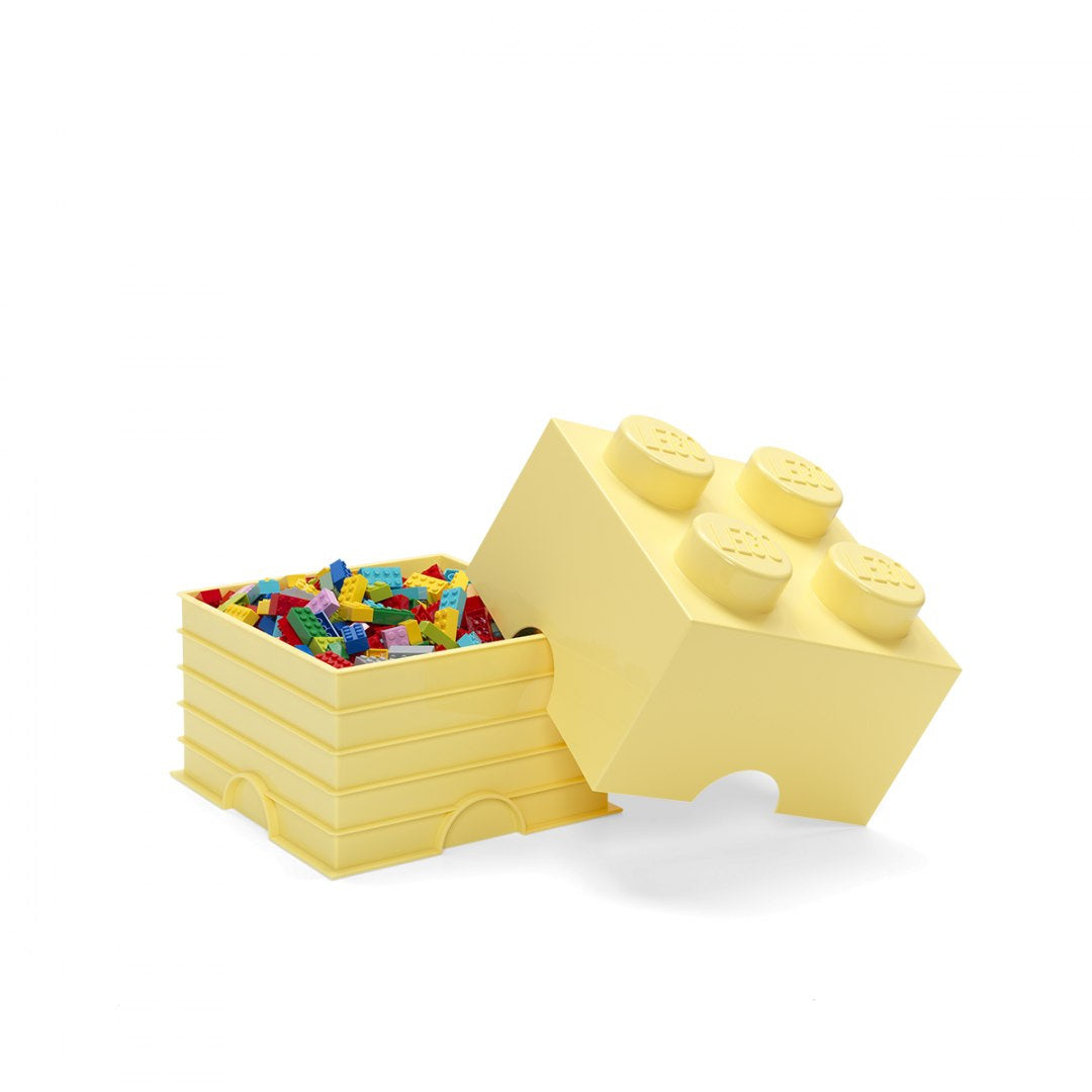 Pojemnik LEGO na klocki w kształcie dużego żółtego klocka z kolorowymi klockami w środku