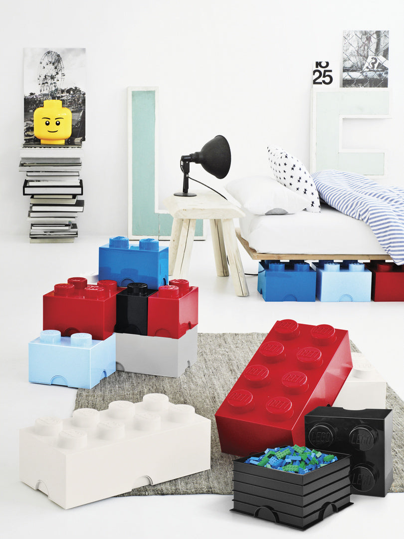 Pojemnik LEGO Brick 8 biały wraz z innymi kolorowymi pojemnikami w kształcie klocków LEGO w nowoczesnym pokoju