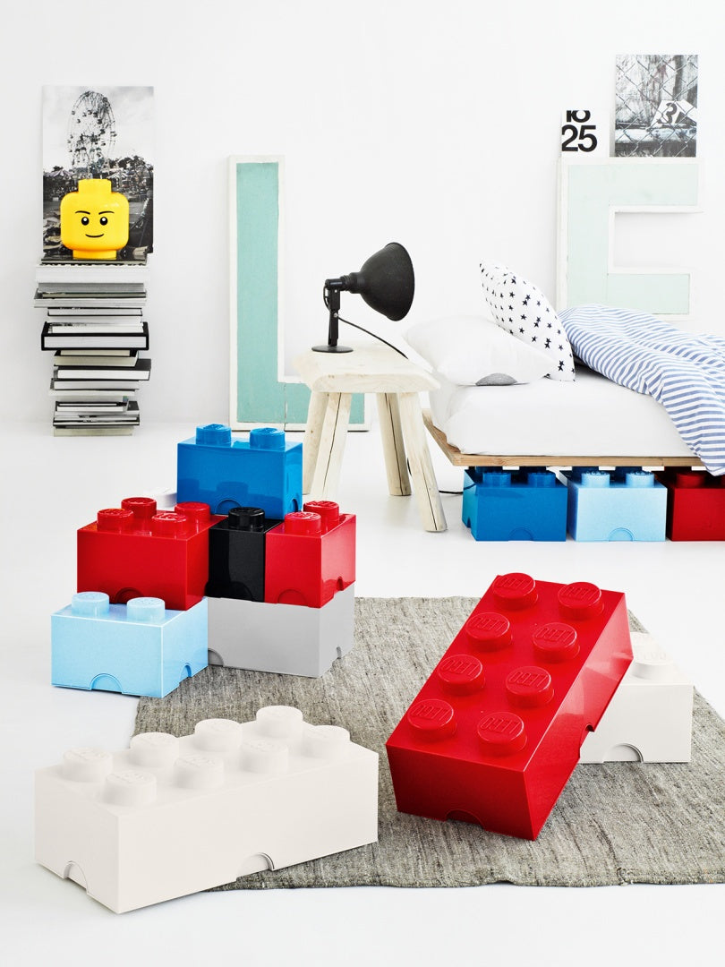 Pojemnik LEGO na zabawki w kształcie kolorowych klocków w pokoju dziecięcym