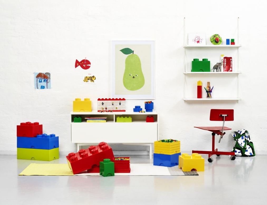 Pojemnik LEGO zielony wraz z innymi kolorowymi wielkimi klockami w jasnym pokoju dziecięcym