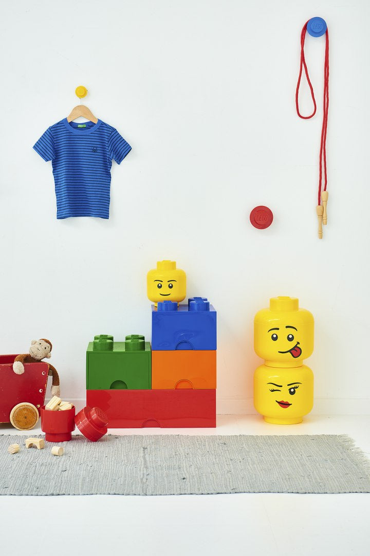 Pojemnik LEGO klocek żółty w kształcie klocka z dwoma nakładanymi twarzami na białym tle