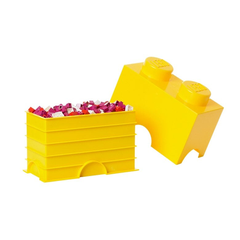 żółty pojemnik LEGO na klocki w kształcie dużej cegiełki z kolorowymi klockami w środku
