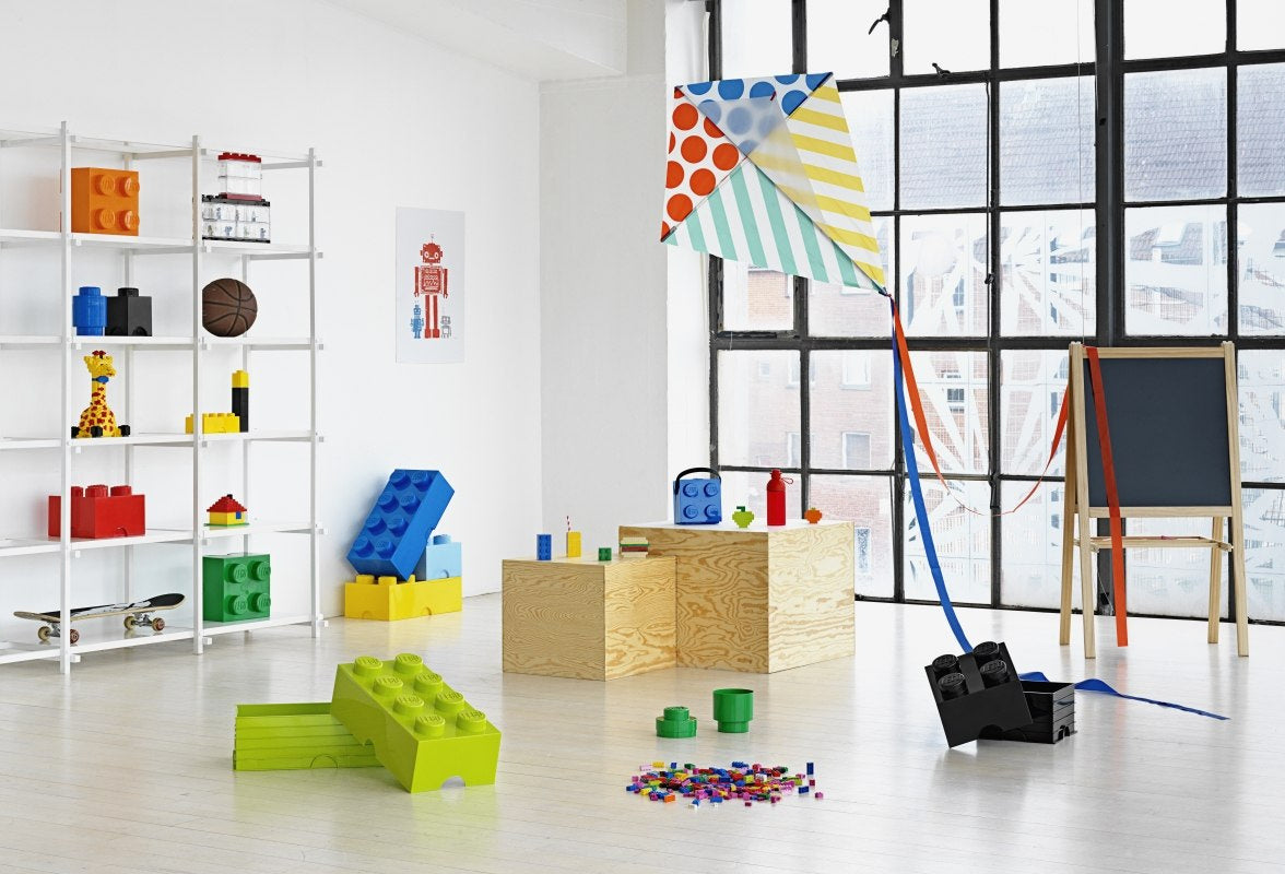 Pojemnik LEGO Brick 4 czerwony oraz inne pojemniki LEGO do przechowywania klocków w jasnym pokoju zabaw