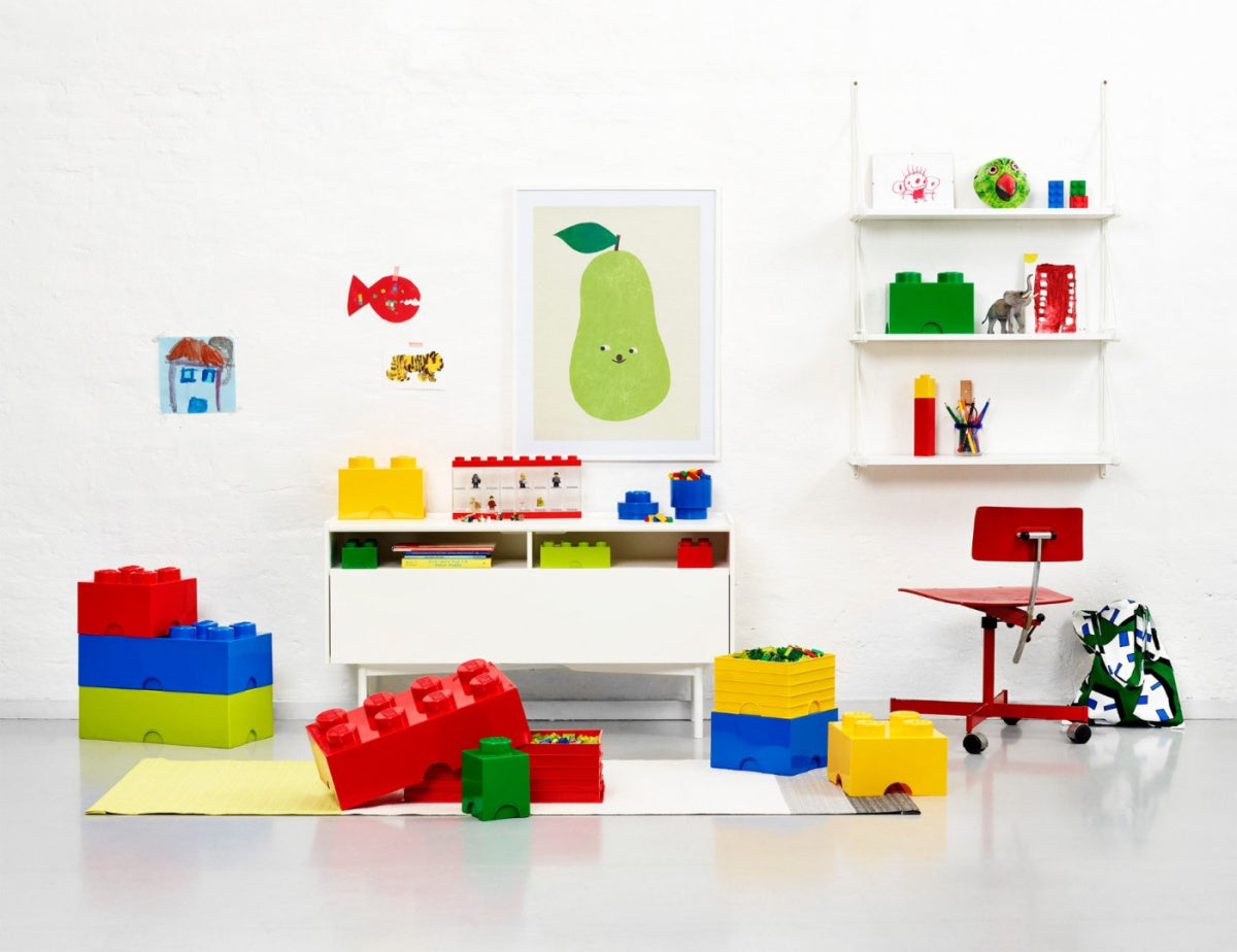 Pojemnik LEGO Brick 4 czerwony jako duży klockowy organizer do przechowywania zabawek w pokoju dziecięcym