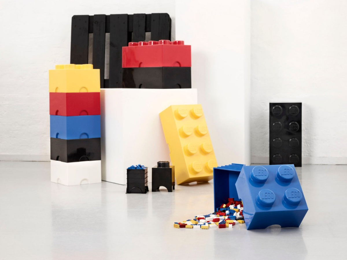 Pojemnik LEGO Brick 4 czerwony oraz inne kolorowe pojemniki LEGO do przechowywania klocków