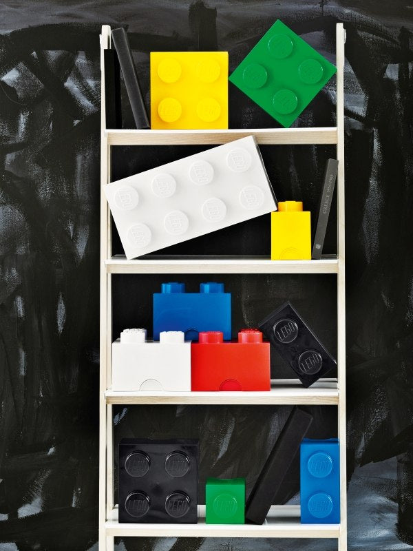 biały pojemnik LEGO Brick 8 biały na regale z kolorowymi klockami LEGO w tle
