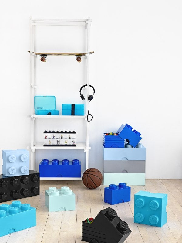 Pojemnik LEGO Brick 8 lazurowy na klocki w różnych kolorach ustawiony na jasnej podłodze z dodatkami