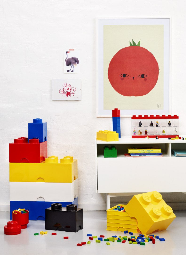 Pojemnik LEGO Brick 8 żółty wraz z innymi kolorowymi pojemnikami w kształcie klocków LEGO w dziecięcym pokoju