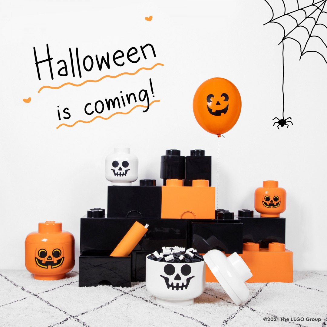 Pojemnik LEGO na zabawki w stylu Halloween z czarno-pomarańczowymi klockami i motywami dyni oraz czaszki