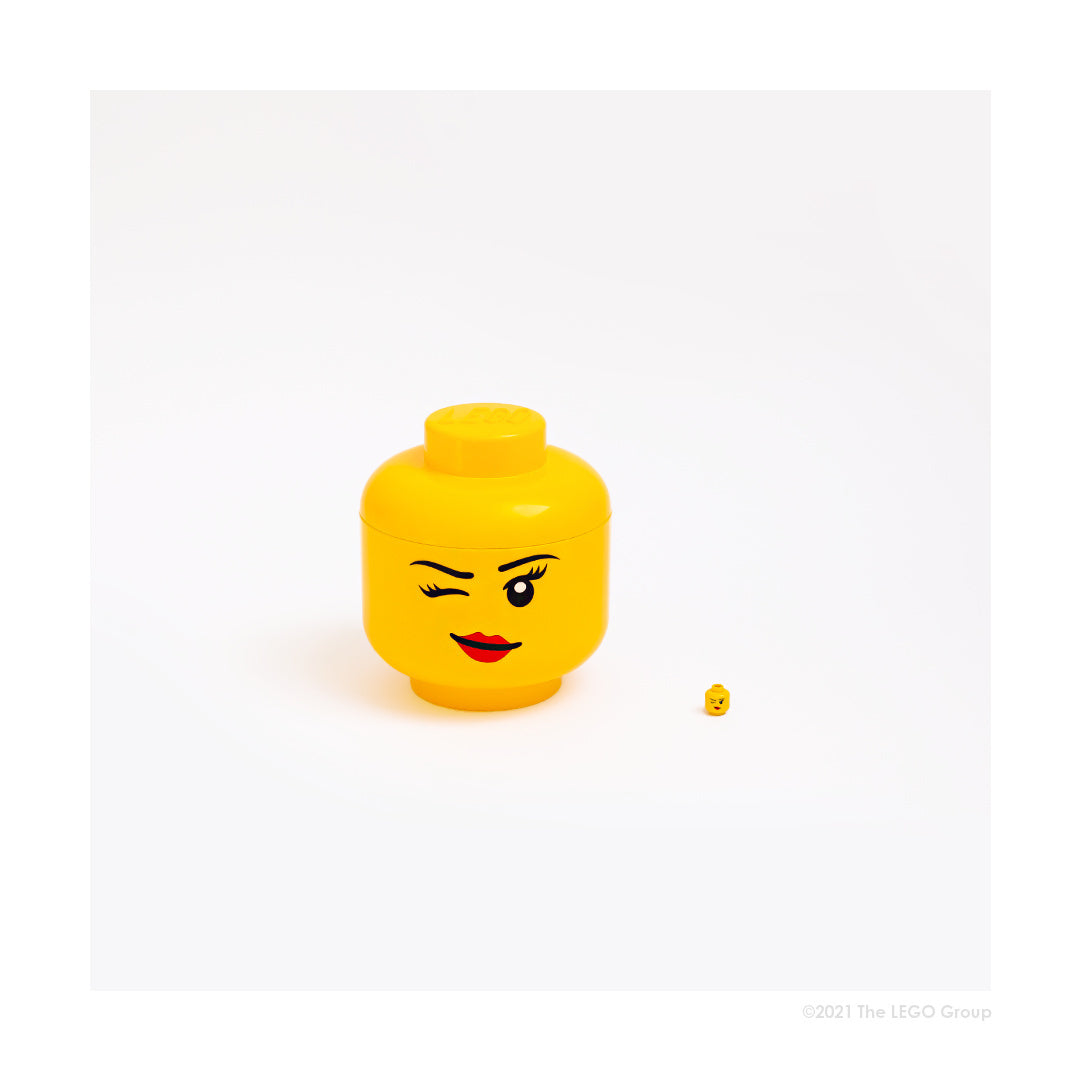 Żółty pojemnik LEGO głowa dziewczynka z mrugającym okiem i czerwonymi ustami