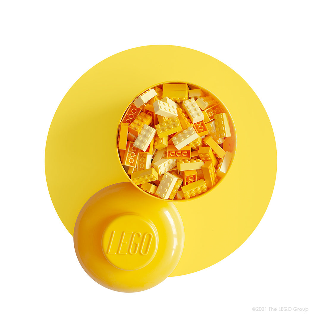 Żółty pojemnik LEGO głowa chłopiec z otwartą pokrywą i żółtymi klockami LEGO w środku