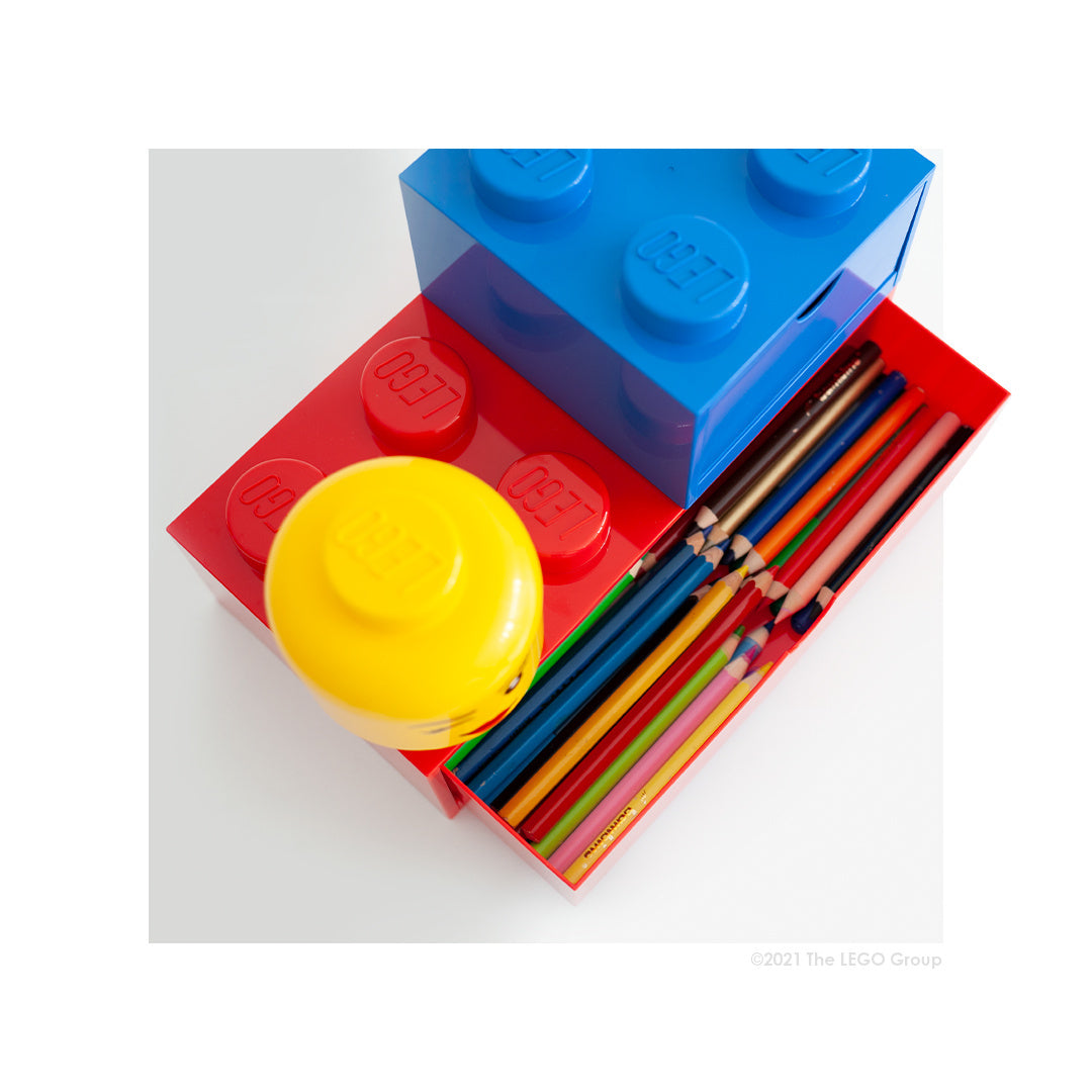 Pojemnik LEGO głowa dziewczynka w kształcie kolorowej głowy LEGO przechowujący kolorowe kredki